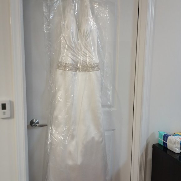 Gorgeous beautiful shape used Galina Signature Wedding gown Ivory, halter Size 6 - Picture 9 of 11